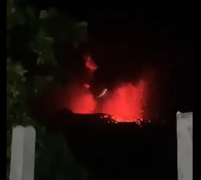 影/印尼魯昂火山再爆發！恐怖「紅色夜空」嚇人　當局撤離828人、提升至2級警戒