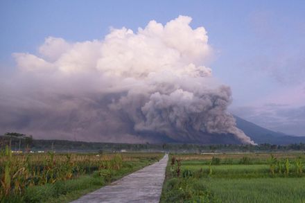 【影】印尼火山爆發　火山灰噴1.5萬公尺高、日本嚴密監測海嘯可能