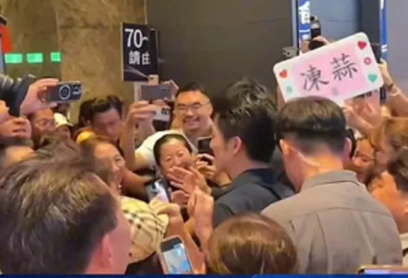 蔣萬安被「人流簇擁」畫面全紀錄　網喊：這才是真民意