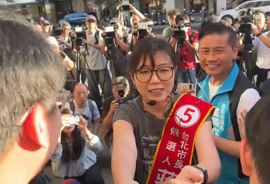 上午市場拜票不慎釀推擠 石舫亘下午親向記者握手致意