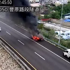 影/國4小貨車行駛中「燒起來」黑煙竄天　駕駛急逃生