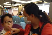 全台唯一罕病案例！8歲童患「CLS症候群」嚴重聽損、智力發展遲緩