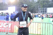 67歲周潤發首現身10公里馬拉松！「1小時3分完賽」　自曝準備快1年