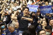 影/政大UBA三連霸！蔣萬安場邊與女模隔空尬舞　直呼：願當應援團免費工讀生