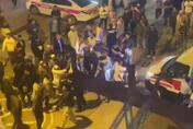 香港街頭聚集逾20名南亞裔人士互叫囂　警方出動7台警車到場壓制