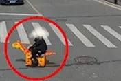 影/心好大！騎「恐龍」載3歲女修車去　莽父穿梭車流嚇壞網友