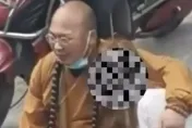 影/六根不淨？「和尚」當街摟女談笑　官方：假冒僧人警已介入調查