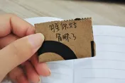 圖書館收到男同學紙條！女大生「以為桃花來了」打開後竟是抱怨腳臭