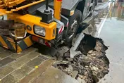 直擊！竹縣吊車修繕校舍　國小籃球場「壓出天坑」
