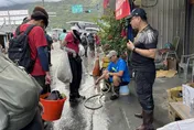 3天連假逾6萬人湧光復清淤　受災戶替「鏟子超人」洗雨鞋