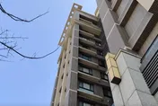 影/嚇壞！苗栗大樓天降「磁磚雨」砸中婦人　緊急送醫