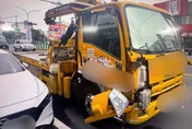 影/1小時連撞3車！頭份拖吊車駕駛抽搐如喪屍　警疑毒駕查處中