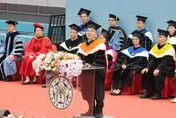 迎戰AI浪潮！台大校長勉萬名畢業生：人類剩「4大」價值