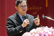 快跟加油站合照！童子賢台師大畢典拋預言：10年後燃油車消失