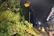 高雄小港松富街擋土牆崩落　緊急撤離28人