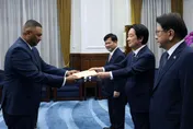帛琉新任駐台大使吳傑法履新　向賴清德總統呈遞到任國書