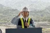 宋楚瑜陪同卓榮泰視察花蓮馬太鞍溪堤防工程　兩度敬禮致意