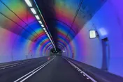 中秋連假雪隧塞車不憂鬱！高公局試辦情境彩色燈光　降低駕駛疲倦感