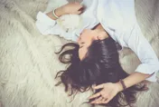 噁男舍監擅闖女生宿舍！持凡士林「按摩」女同學　下場慘了