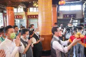 林智堅回新竹積極拜會地方人士？媒體人批：他曾向關聖帝君說不會離開桃園