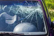 路過超商「突遭飛速轎車撞噴」！疑停車打錯檔暴衝…高齡翁慘倒血泊不治亡