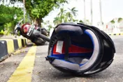 深夜趕排班！北市小黃運將「違規大迴轉」　20歲騎士煞不住…倒地吐血手臂遭輾
