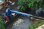 快訊／梅花颱風暴雨來襲！中和「吊車翻覆」慘壓2轎車　怪手詭異掉入瓦窯溝