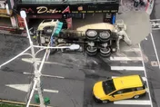 快訊／林森北路「預拌車翻覆」！滑進人行道險衝店家　水泥噴滿地畫面曝光