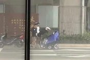 台中3騎士「幫身障男穿雨衣」！7千人見暖心一幕淚喊：肉搜出來表揚