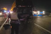 「遊覽車→工程車→小客車」爆連環車禍！2人淪夾心餅乾　擋風玻璃全碎慘況曝