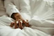 被騙雙修除晦氣！失戀女「傻吞白色液體」信可驅鬼　突覺醒求償…法院竟判免賠