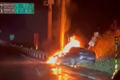 深夜自撞電線杆！「車頭冒煙→火燒車」他機智逃生…副駕淪焦屍當場亡