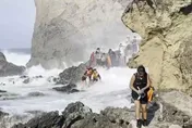 衝綠島觀浪「遭巨浪捲入海」！11遊客擅闖管制區釀禍　失足落海驚悚瞬間曝