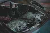 車頭削斷、引擎也噴飛！台19線深夜恐怖車禍…他詭撞電線桿→暴衝對向毀2車
