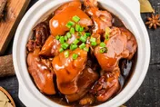 辛苦燉豬腳遭媳婦半夜整鍋吃光…婆婆氣炸力挺兒離婚！　判決結果出爐