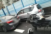 快訊／新生高架3車連環撞！重機慘夾中間…騎士「捲入車底」無呼吸心跳