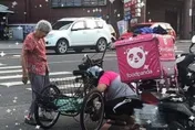 台灣最美的風景！外送員紅線違停　「幫老奶奶修車」暖哭12萬網友