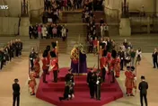 英國女王靈柩開放瞻仰人龍綿延4.8公里 西敏廳守靈衛兵一度昏倒重摔