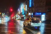 馬路驚見「霍爾的移動超跑」？　宜蘭當地人曝：車上一堆蟑螂爬來爬去