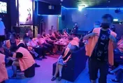 卡拉OK藏天九牌賭場！警摸黑攻堅包抄　35賭客不逃了大廳就逮