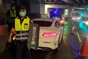 員警「臂盾」重裝上陣　臨檢逮獲妨害自由通緝犯　搜出尖刀及吸毒器具