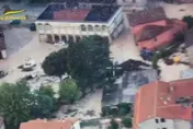 轎車沖上2樓陽台!義大利豪雨引發洪水 已致10人死亡4人失蹤