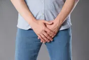 小兄弟遭勒10hrs！3旬男DIY「金屬環拔不掉」　心慌捧肉求診…醫掏研磨機切斷