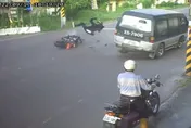 攔腰猛撞「車頭碎裂人甩飛」！撞歪廂型車恐怖車禍　騎士拋半空重摔→無意識癱地