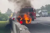 快訊／台南市長參選人競選車「國道狂燒」！4人急逃生　黑煙猛竄畫面曝光