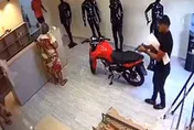 狠男舉槍血洗商店「孕婦也不放過」！女店員無辜慘死…倒地仍遭狂轟釀2屍3命