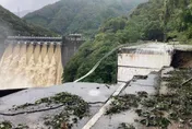 影／廂型車秒被吹翻…南瑪都超兇！豪雨襲日「暴風狂掃釀2死」　已知87傷1失蹤