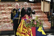 最後道別！英國女王長眠溫莎堡　宮務大臣「折杖」伊莉莎白二世時代畫下句點