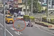 暖心！3歲童與父走失驚險穿越馬路　警員化身「大哥哥」抱著他執勤