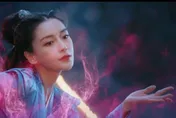 Angelababy不甩抽菸風波…新劇造型曝「秀粉色毛尾巴搶人」！陸網傻眼：5毛特效？
